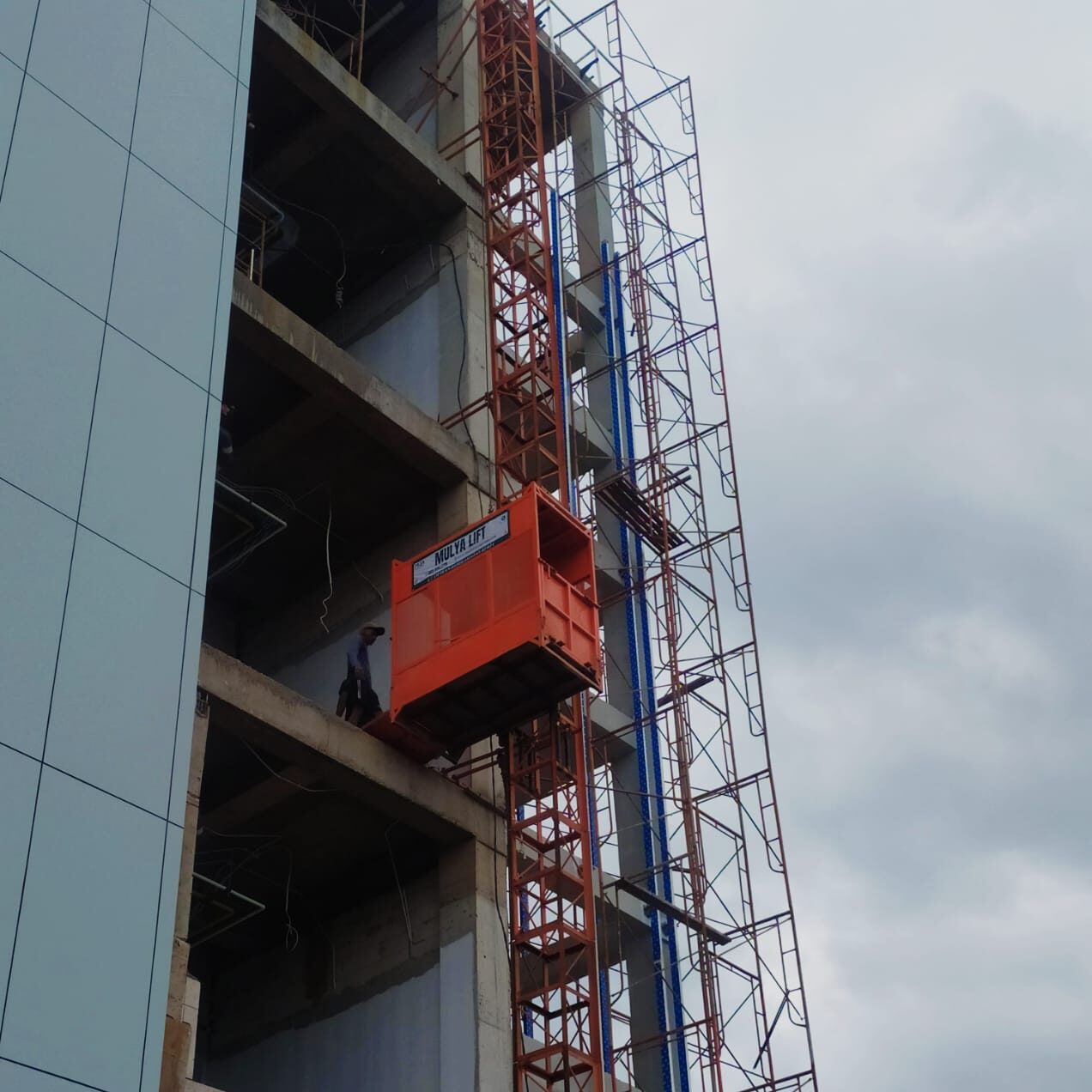 RENTAL ALAT PROYEK - LIFT BARANG