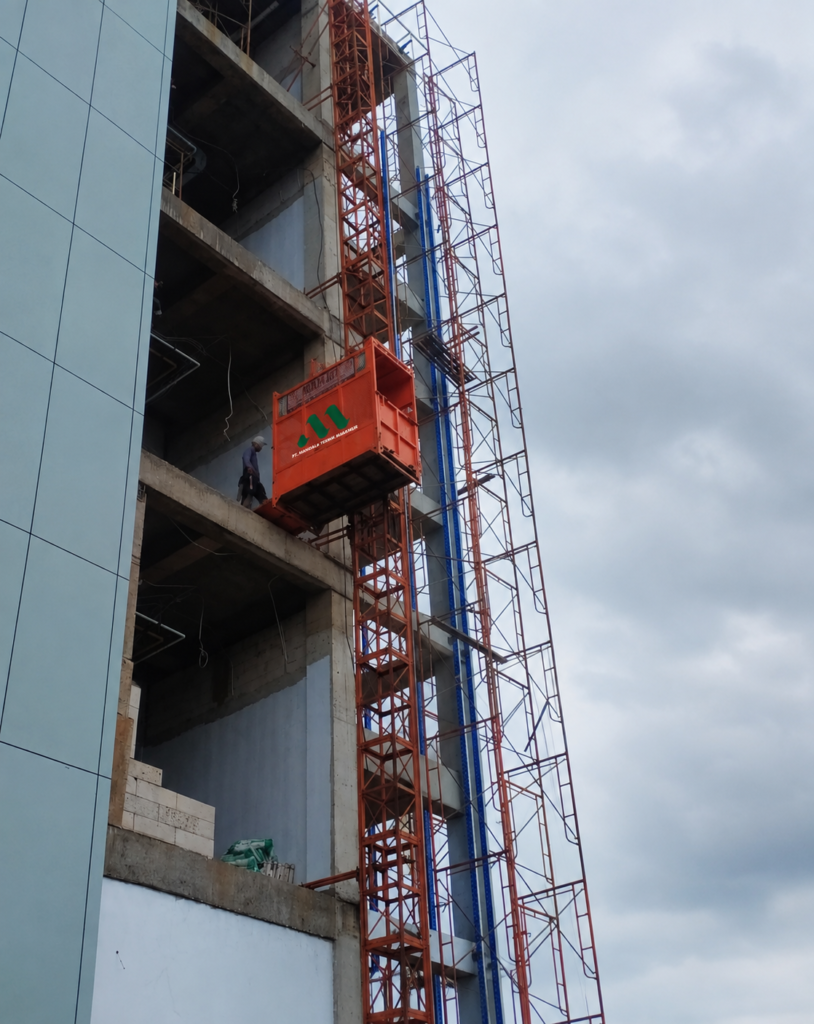 Foto lift barang yang sedang beroperasi